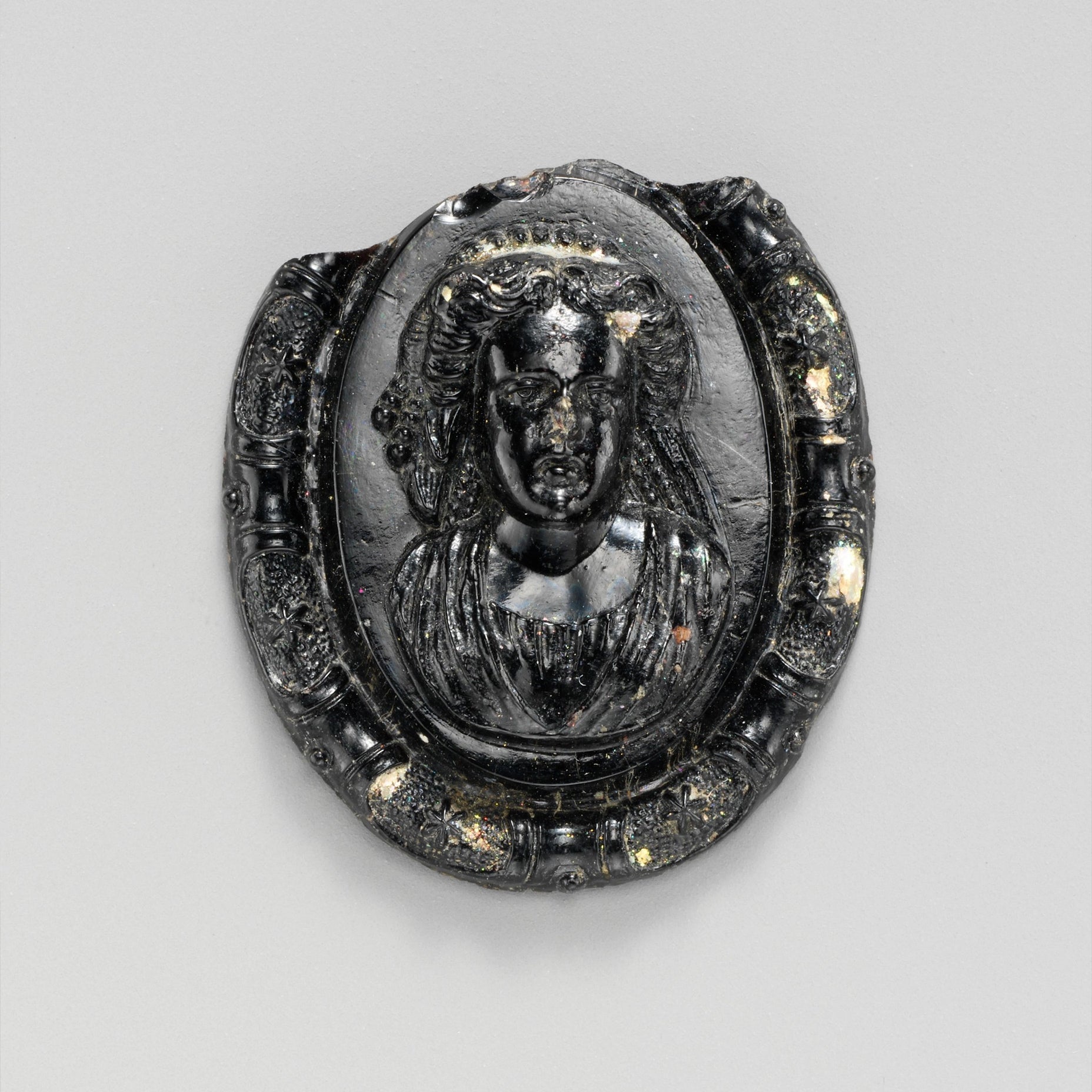 Minimalistisk plakat med glassmedaljong med byste av en gudinne