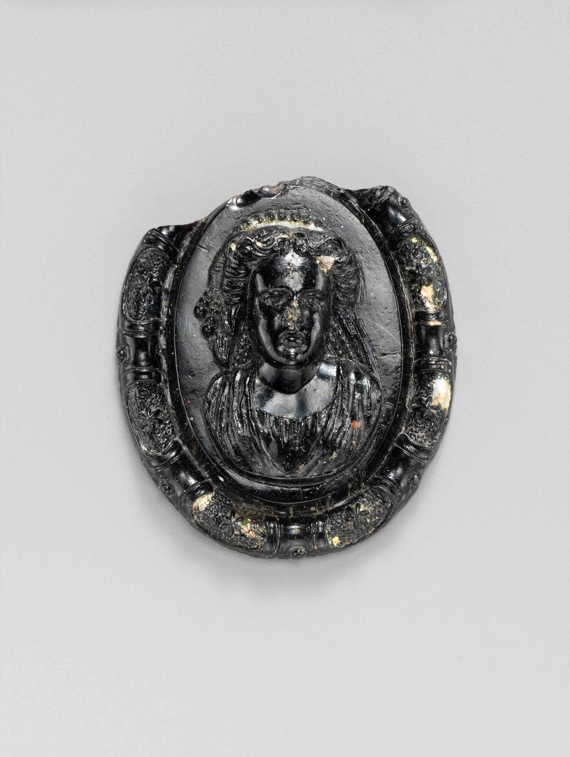 Minimalistisk plakat med glassmedaljong med byste av en gudinne