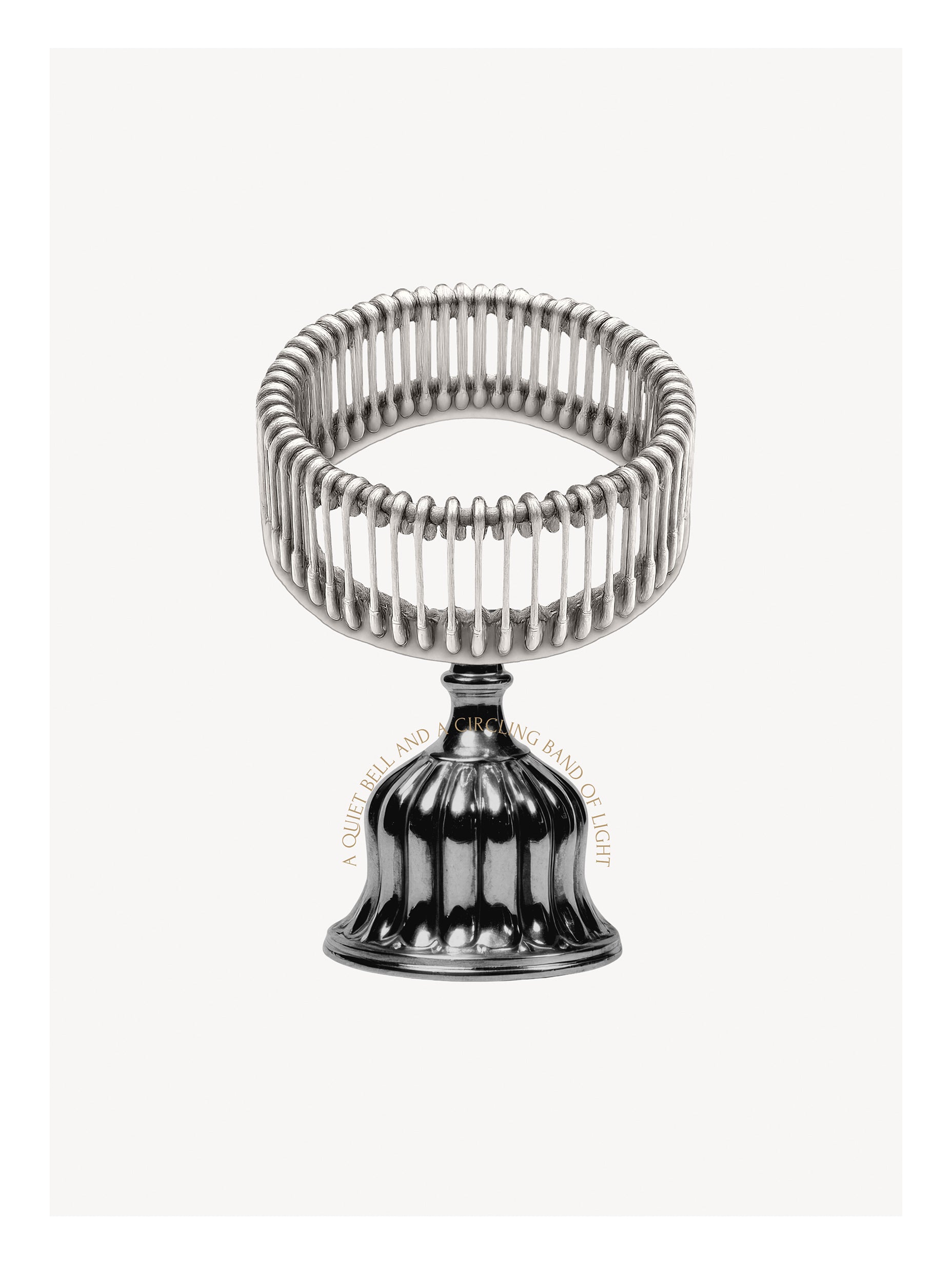 Minimalistisk plakat med en stille klokke og et sirklende lysbånd