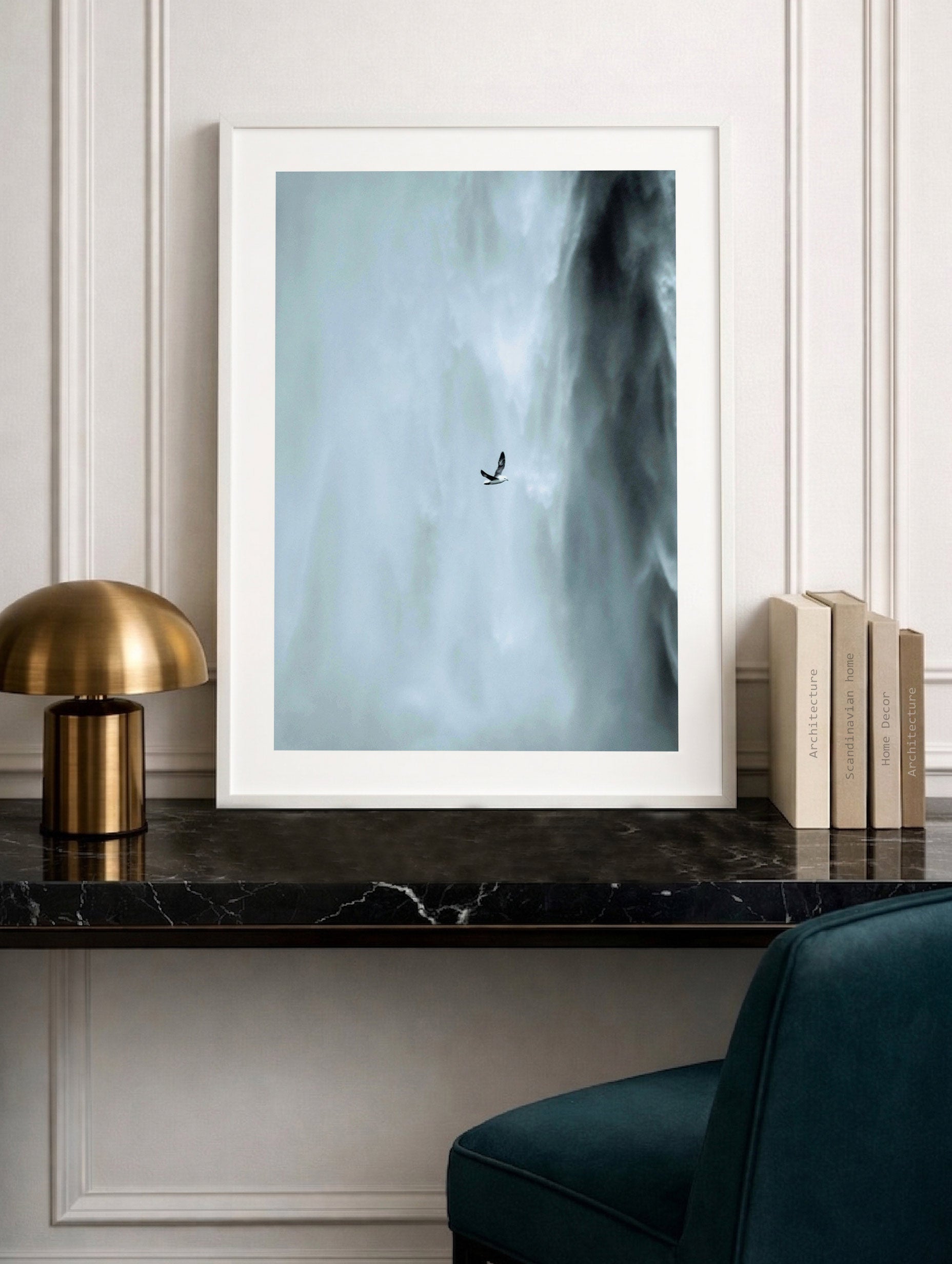 Måke flyr foran en Skógafoss-plakat