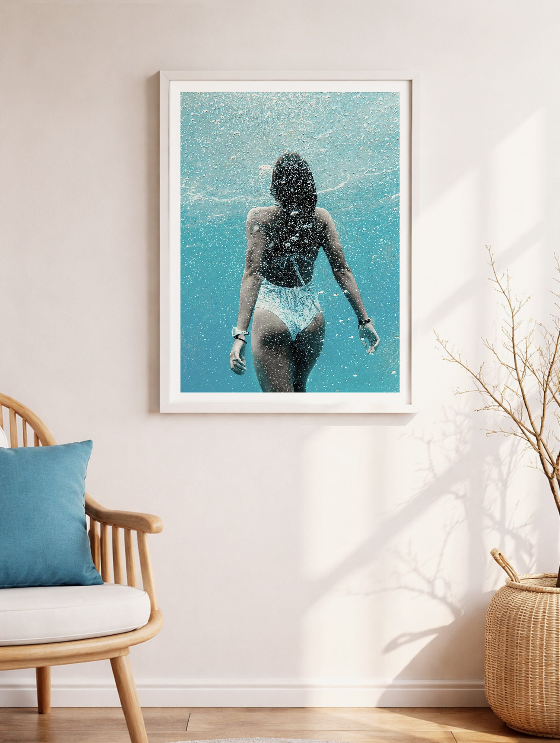 Plakat for kvinne som svømmer under vann