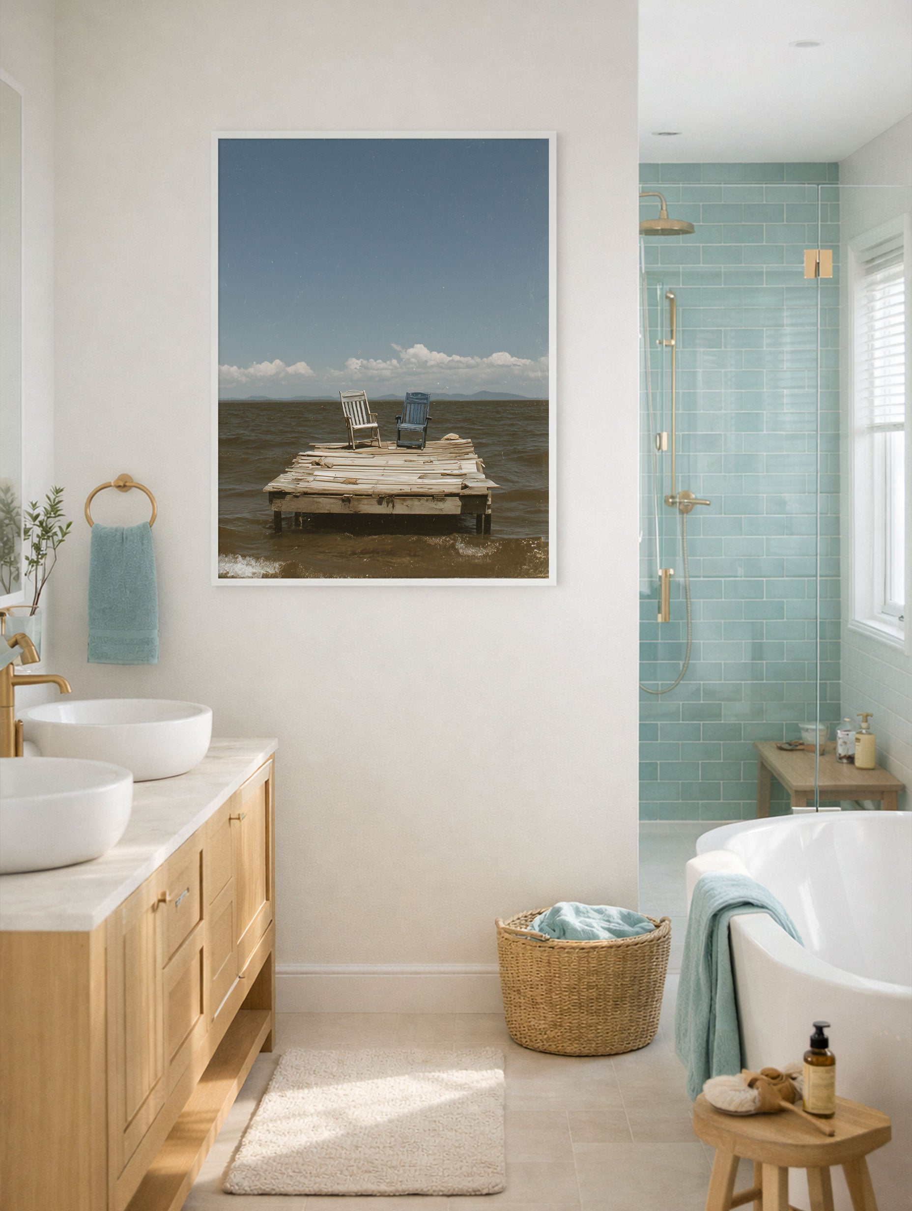 To stoler ved innsjøen med havveggkunst