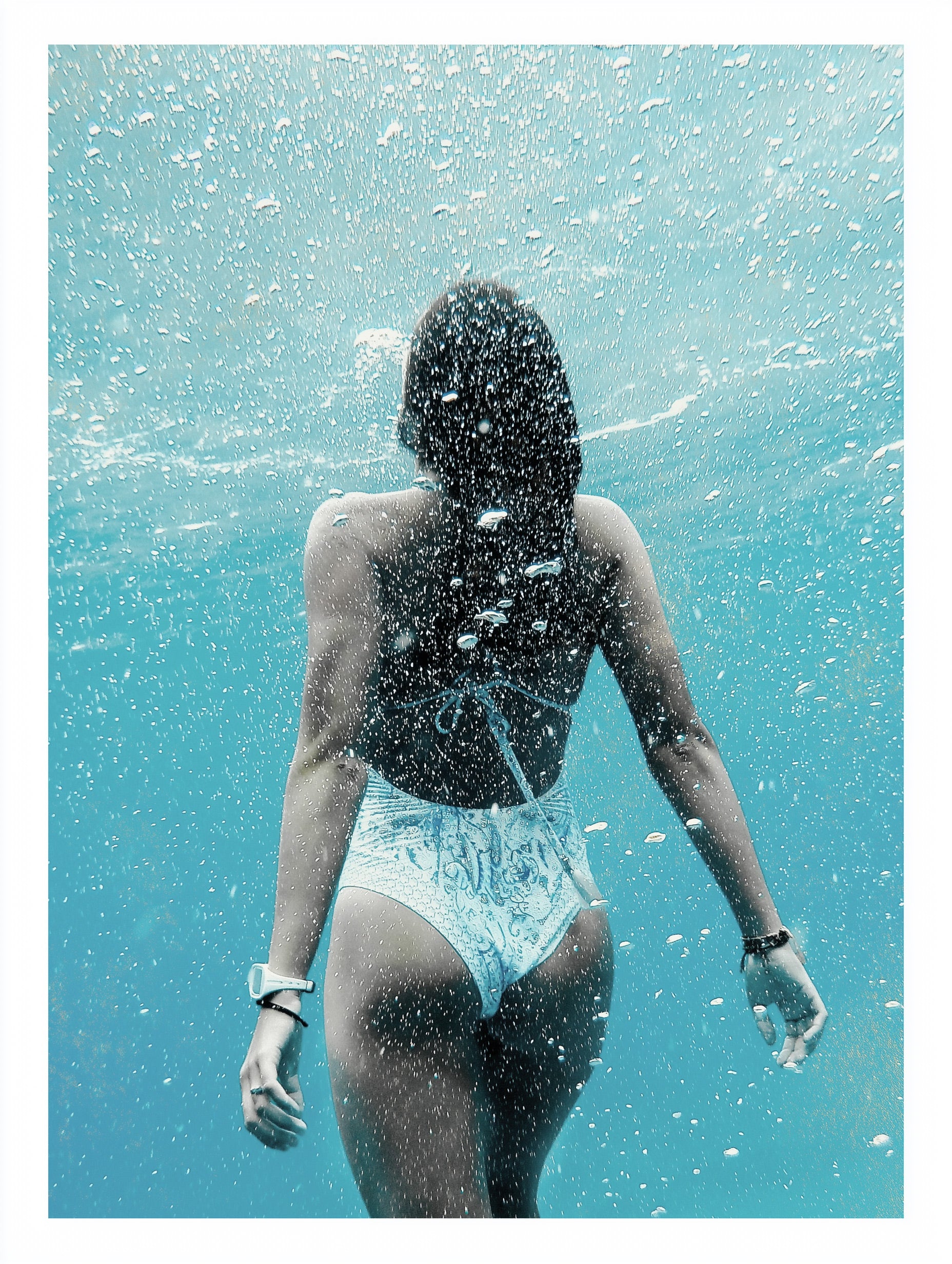 Plakat for kvinne som svømmer under vann